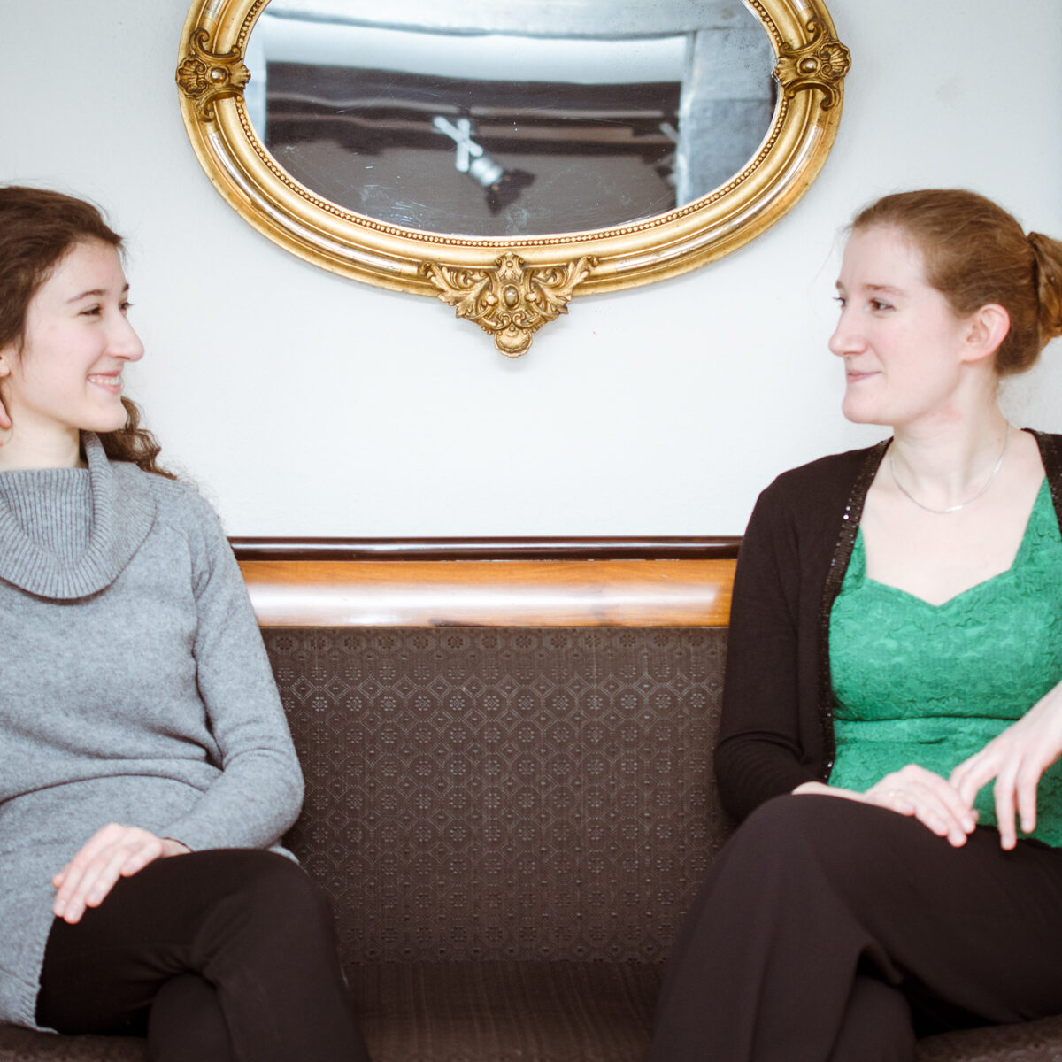 nathalia-und-maria-milstein-couchfoto-kultur-im-schaafstall